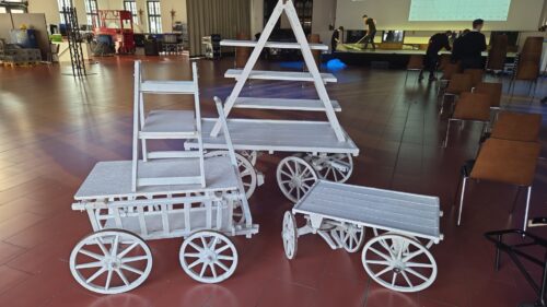 Drei weiße Wagen auf Rädern. Eine Candy Bar für die Hochzeit - Ideen und Tipps