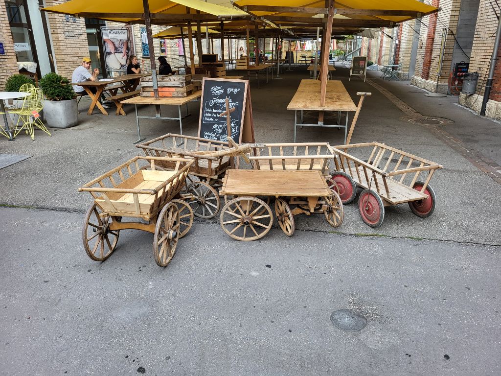 Holzwagen auf einem Marktplatz. Leiterwagen mieten – Ideen und Tipps