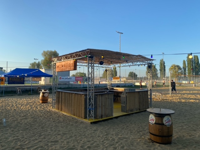Strandbar mit Holzstruktur und Beleuchtung,Beach Bar Events: Professioneller Beach Bar Verleih