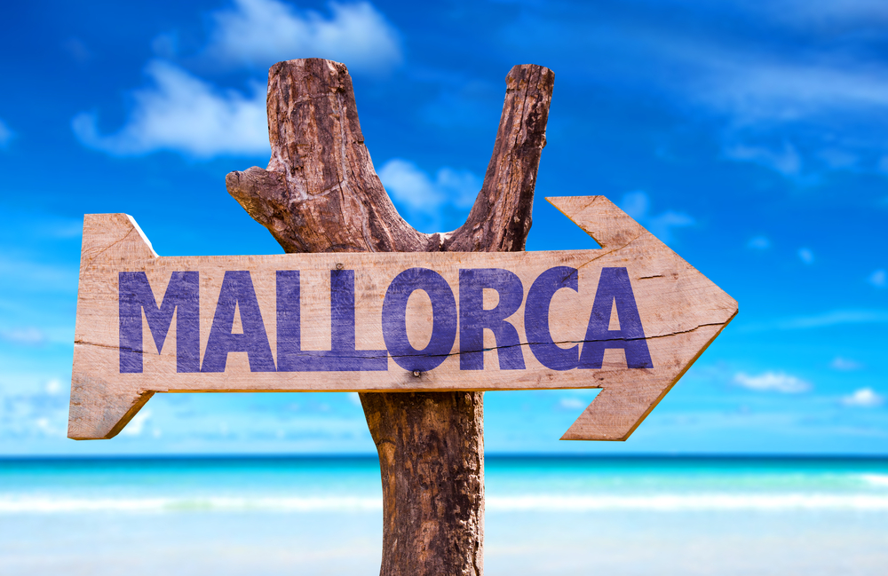 Mallorca,Wooden,Sign,With,Beach,Background
