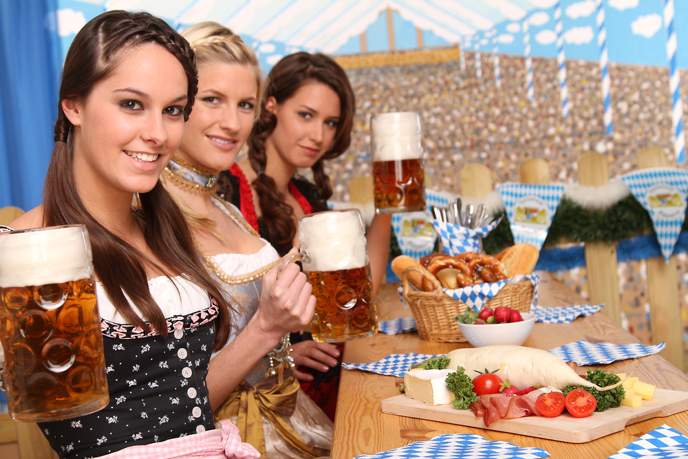Bavarian,Girls,With,Beer