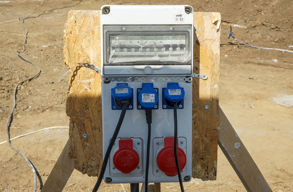 Stromverteiler auf einer Baustelle. Baustromverteiler Vermietung