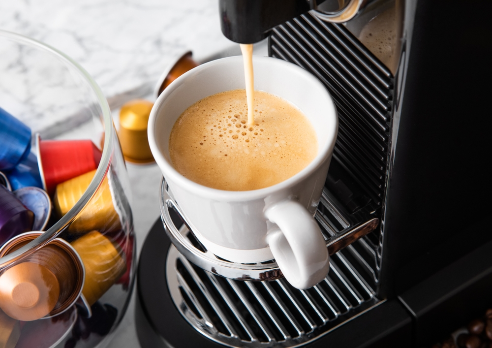 Kaffee wird aus Maschine gegossen. Kaffeemaschine mieten Schweiz 