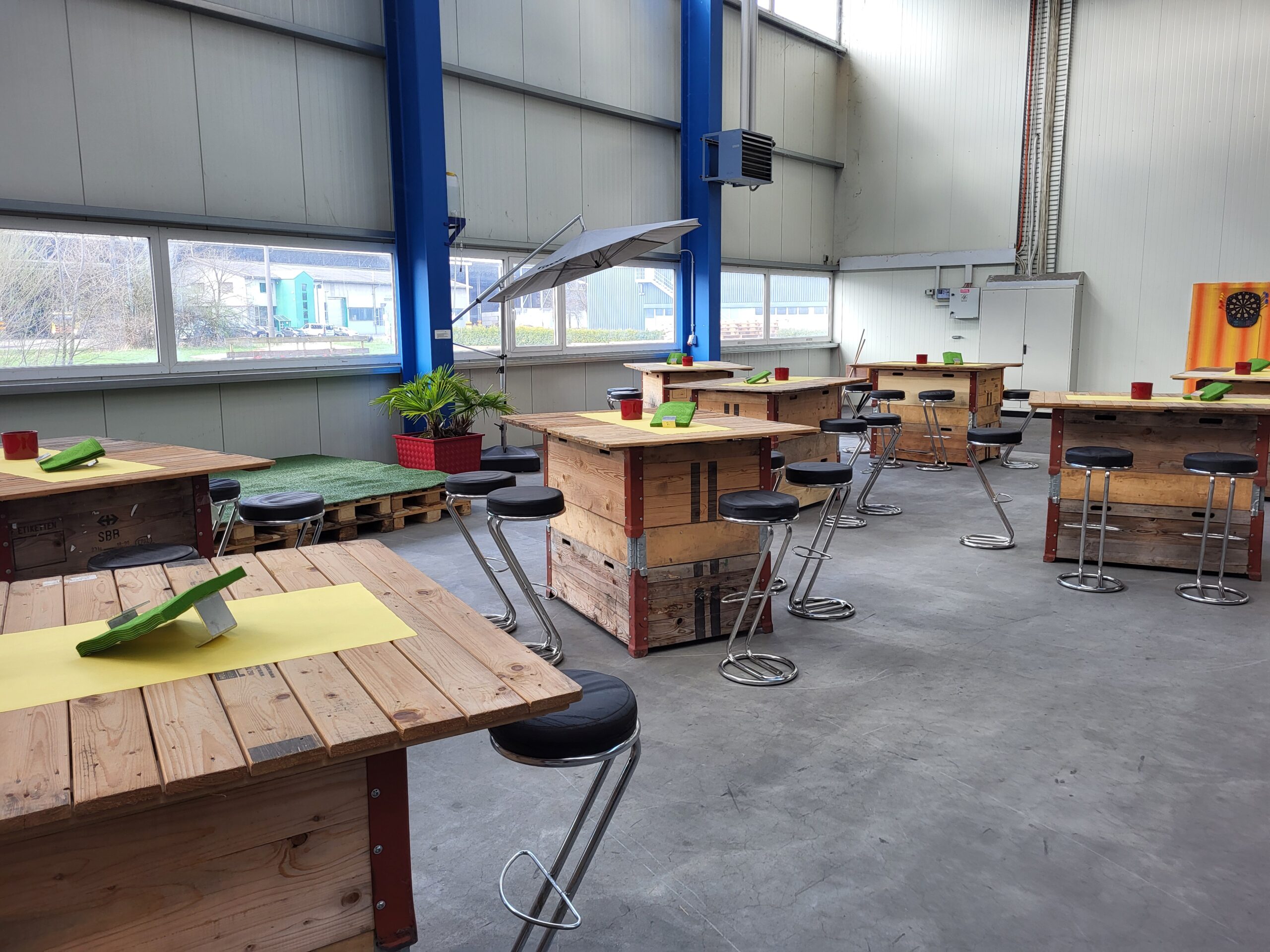 Moderne Werkstatt mit Stehtischen. Stehtische mieten Zürich