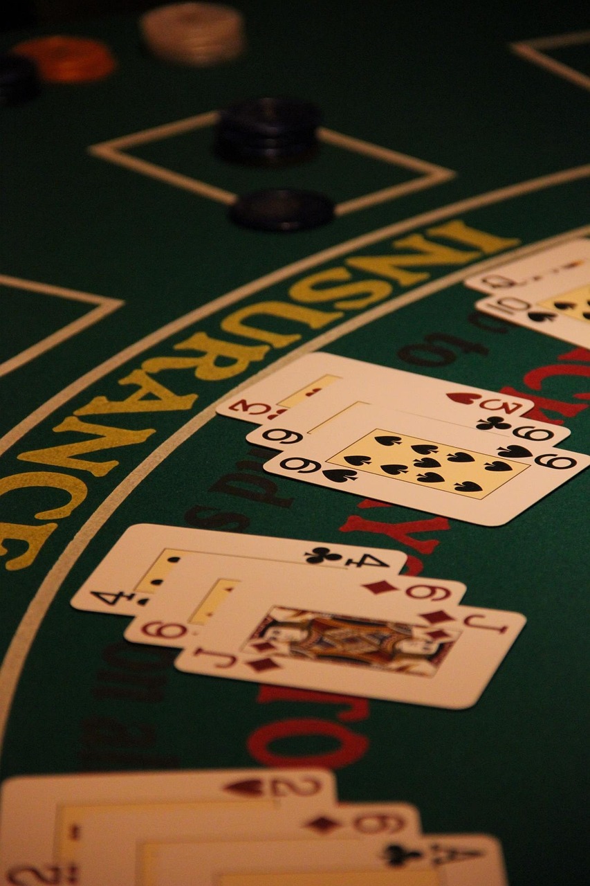 Karten auf einem Spieltisch. Blackjack Grundlagen für Einsteiger