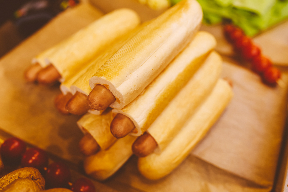 Hotdogs in Brötchen gestapelt. Hot Dog Maschine Test: Perfekte Snacks für jedes Event