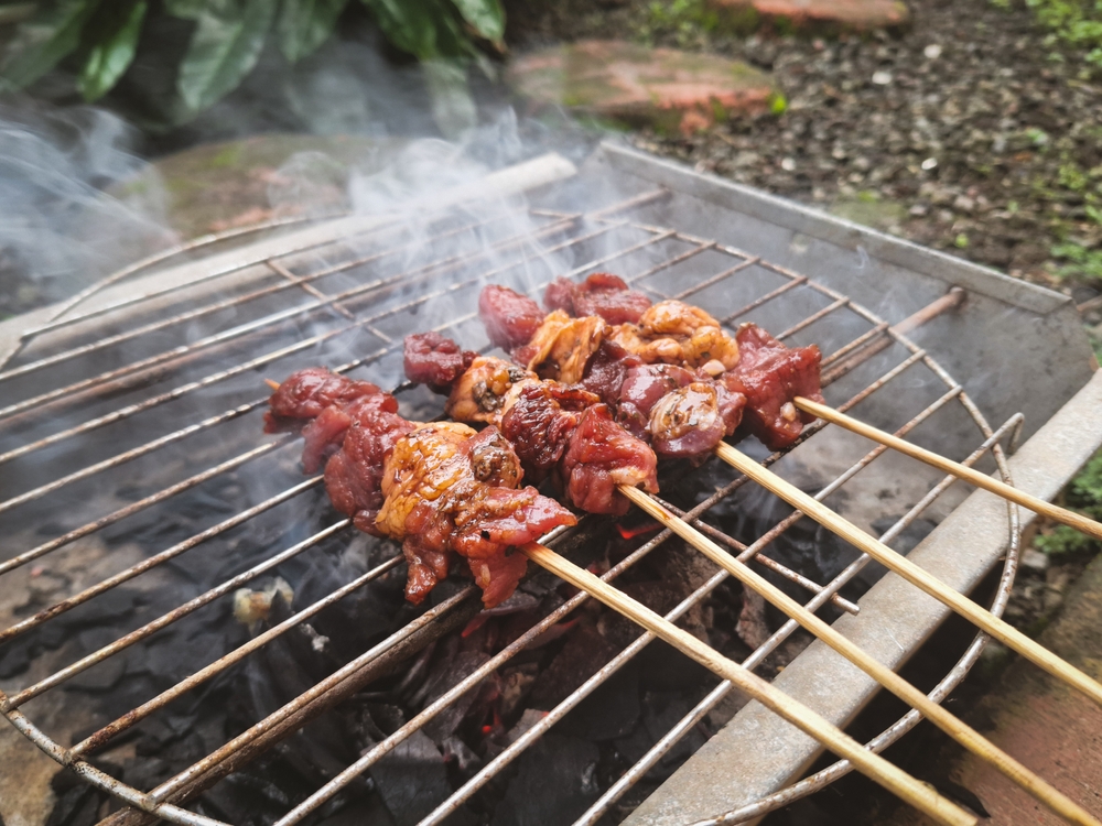 Fleischspieße auf dem Grill. Gasgrill mieten für Festivals