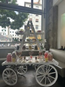 Bunter Süßigkeitenwagen im Café. 