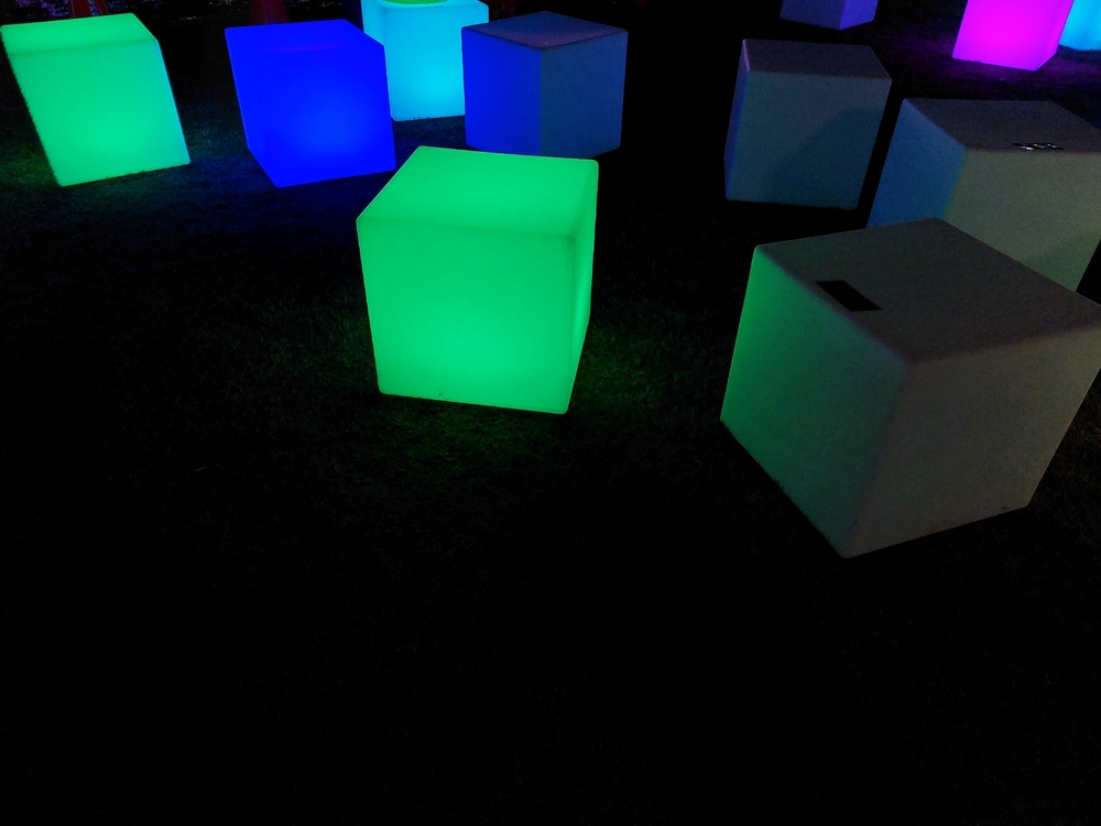 LED Cube Sitzwürfel Mieten: LED Cube Sitzwürfel mieten für jedem Event. Stimmungsvolles Licht und bequeme Sitzmöglichkeiten.