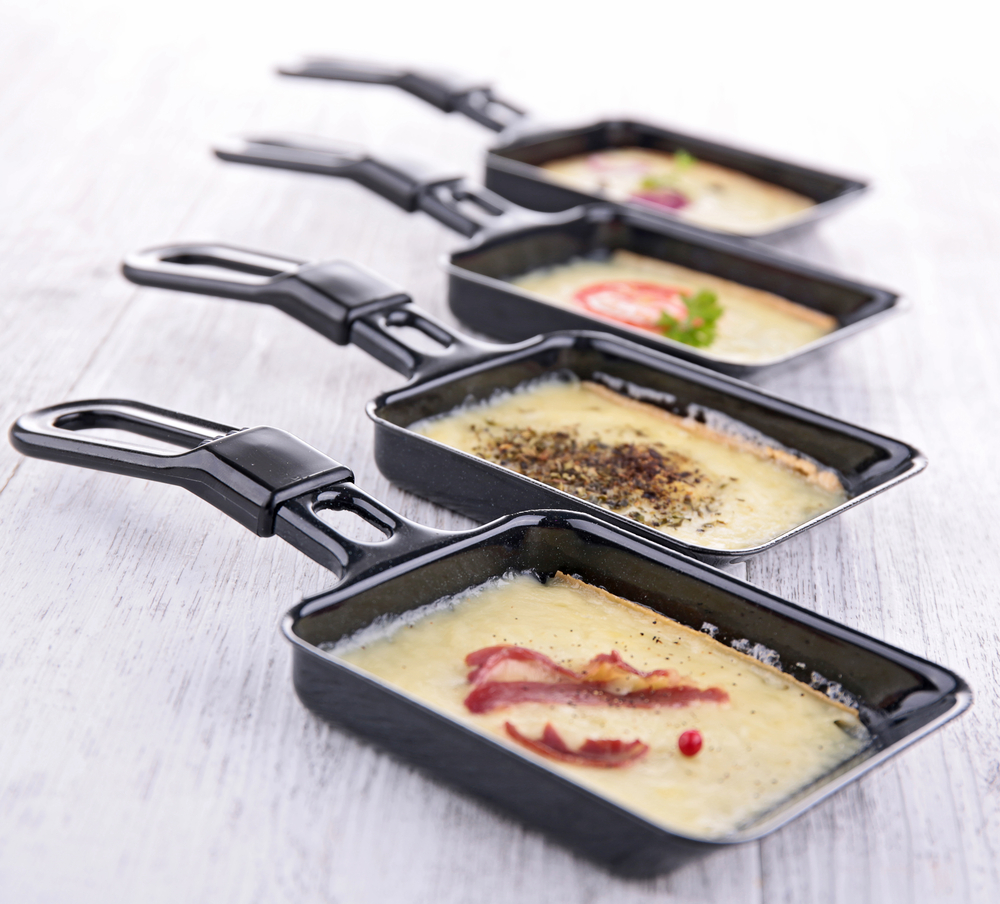 Käsepfannen mit verschiedenen Belägen. Miete Raclette Ofen für Sommer Events