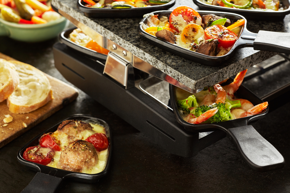 Leckeres Essen auf einem Raclette-Grill. Raclette Ofen mieten