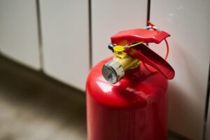 Roter Feuerlöscher in der Küche. Vorbeugender Brandschutz in der Eventbranche