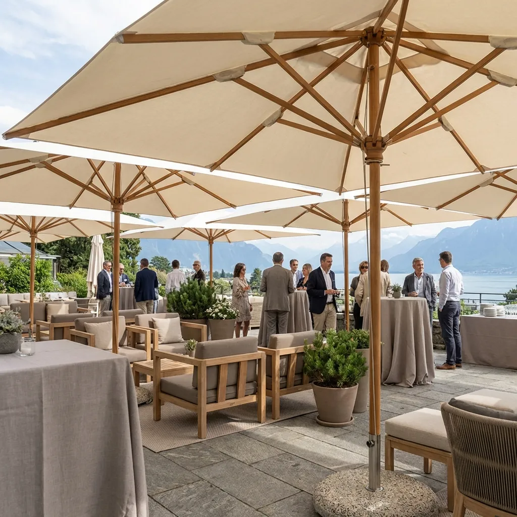 Elegante Terrasse mit Sonnenschirmen und Gästen. Sonnenschirme für Events mieten auswählen & nutzen