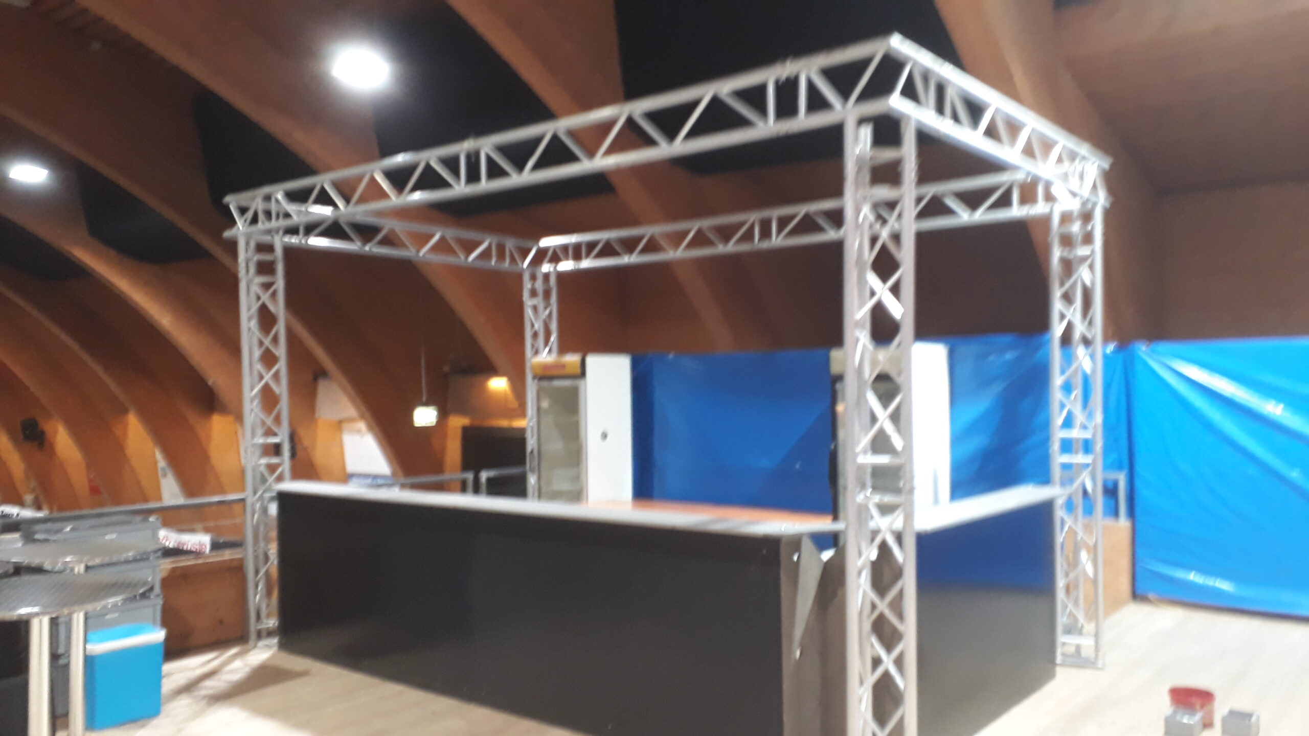 Leere Bühne mit Metalltraversenstruktur. Messestand mieten für Events – Flexible und nachhaltige Lösungen