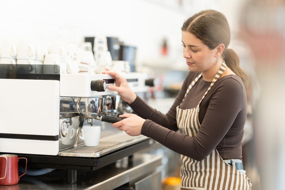Barista bereitet Kaffee zu. Warum Kaffee über den Eindruck eines Events mitentscheidet