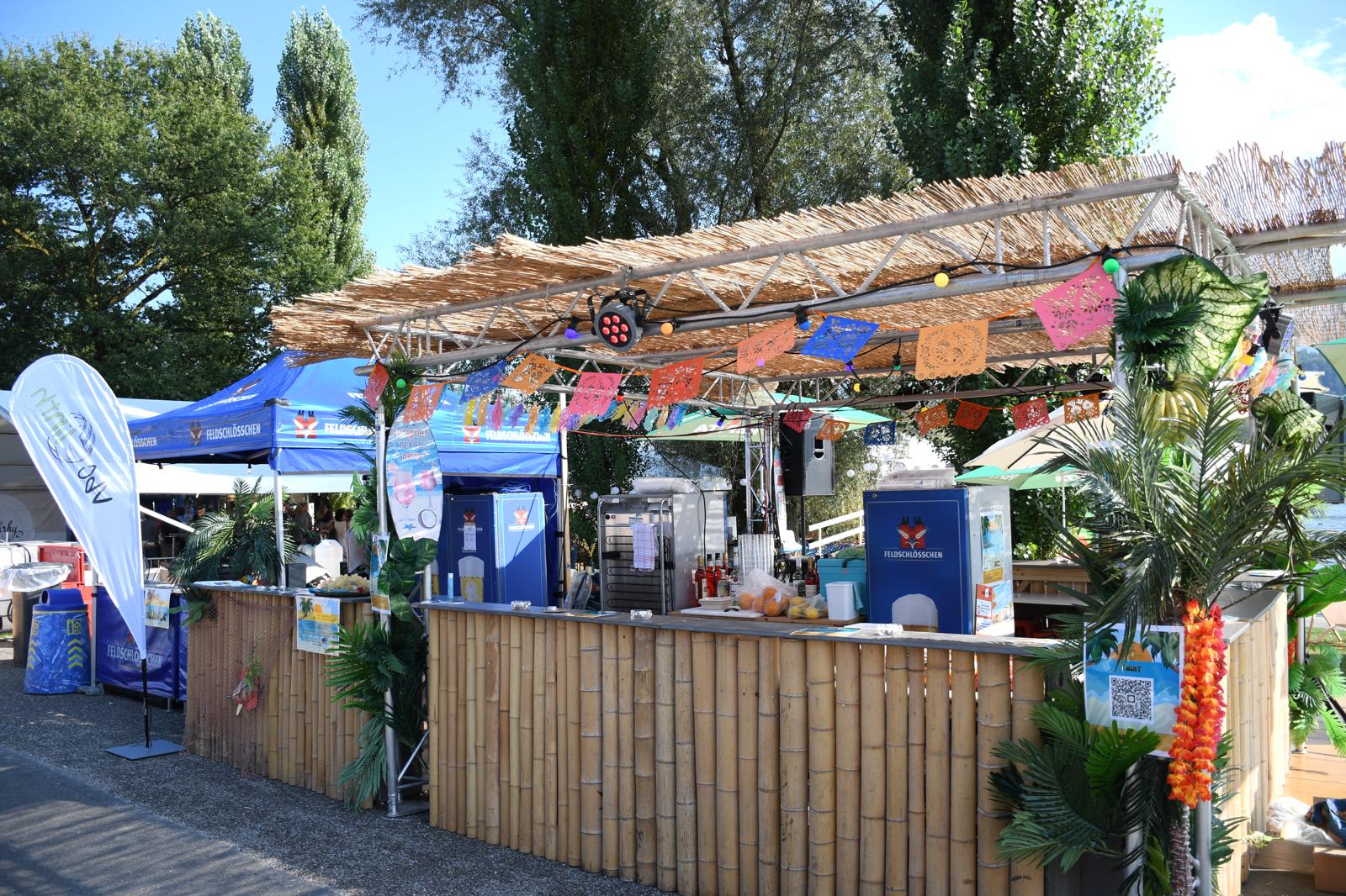 Bunte Getränkebar mit tropischem Flair.Verkaufsstand mieten