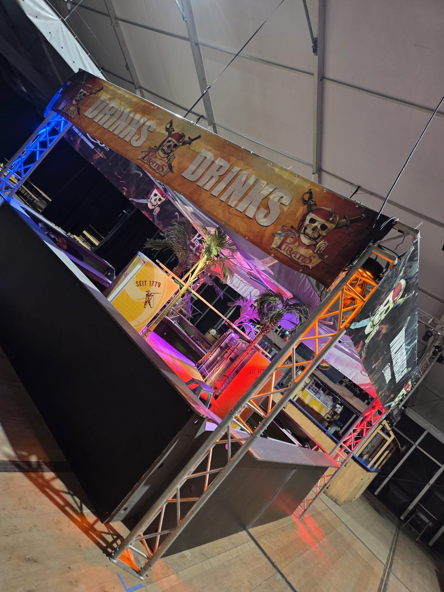 Barkeeperstand mit bunten Lichtern. Bartheke mieten für Party und Events in der Schweiz