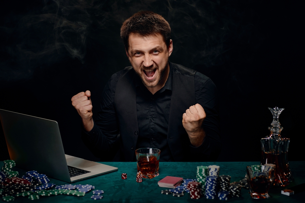Glücklicher Spieler mit Pokerchips. Umfassender Überblick über Spiele, Sicherheit und Boni bei Monro Casino