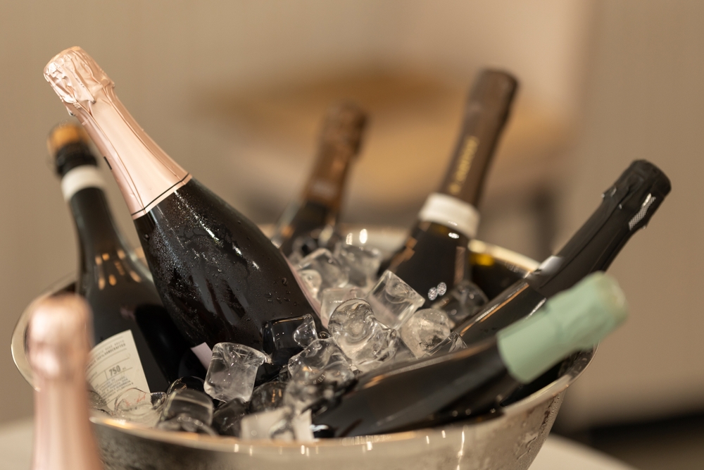 Sektflaschen in einem Eiskübel.Eiskübel mieten günstig für Partys