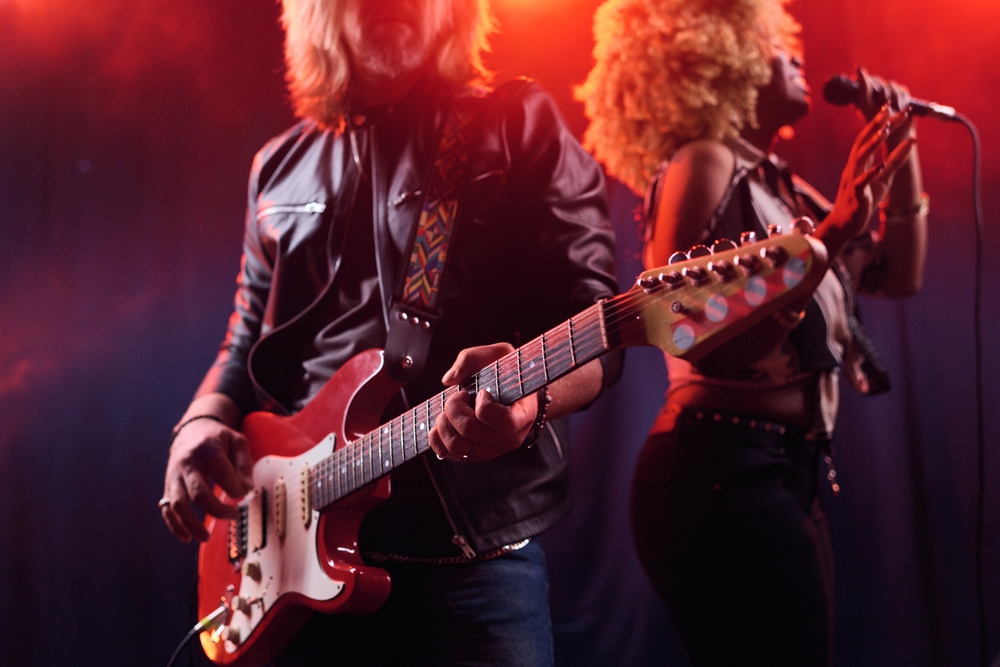 Rockband mit Sängerin und Gitarrist. Flugmodus Band für Hochzeiten in Zürich – Stilvolle Livemusik – flexibel und perfekt für anspruchsvolle Anlässe.