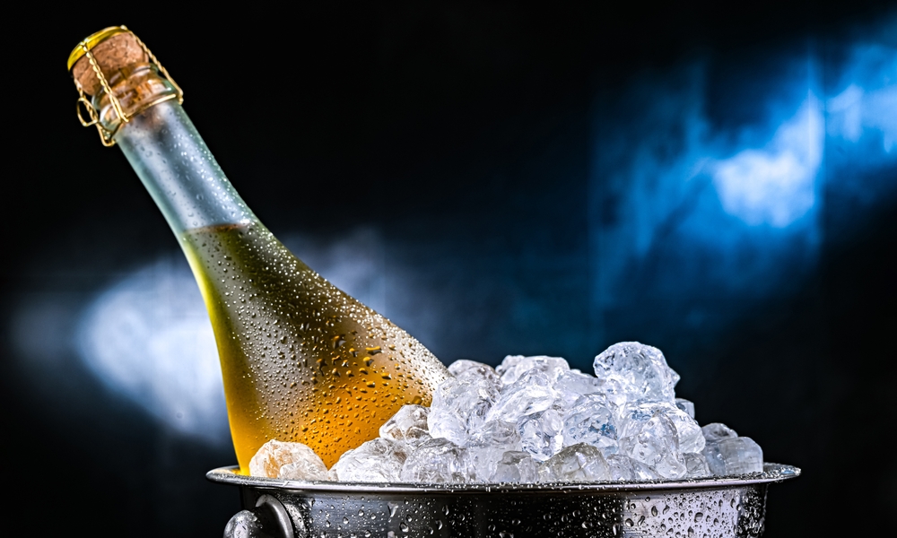 Sektflasche in Eiswasserbehälter. Eiskübel mieten günstig für Events