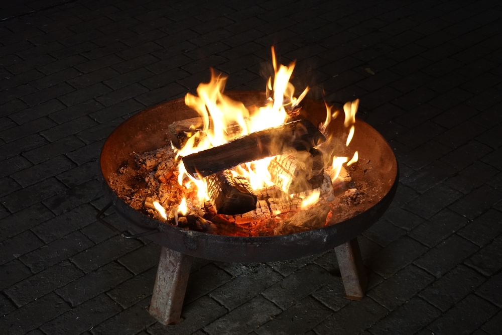 Lagerfeuer in einem Feuerkorb. Feuerschale mieten günstig