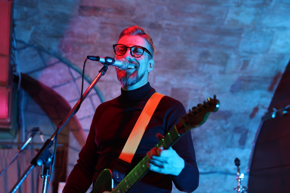 Mann spielt Gitarre und singt. Hochzeitsmusik in Zürich – Ideen, Tipps & PlanungMusik für Hochzeiten in Zürich