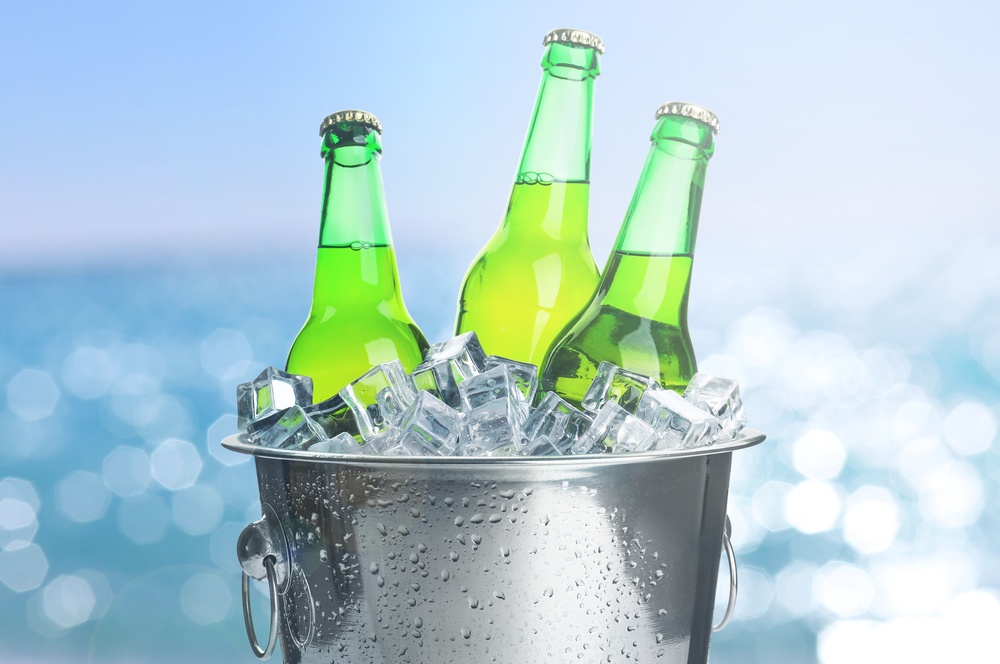 Grüne Flaschen in einem Eimer. Festinventar Vermietung Services