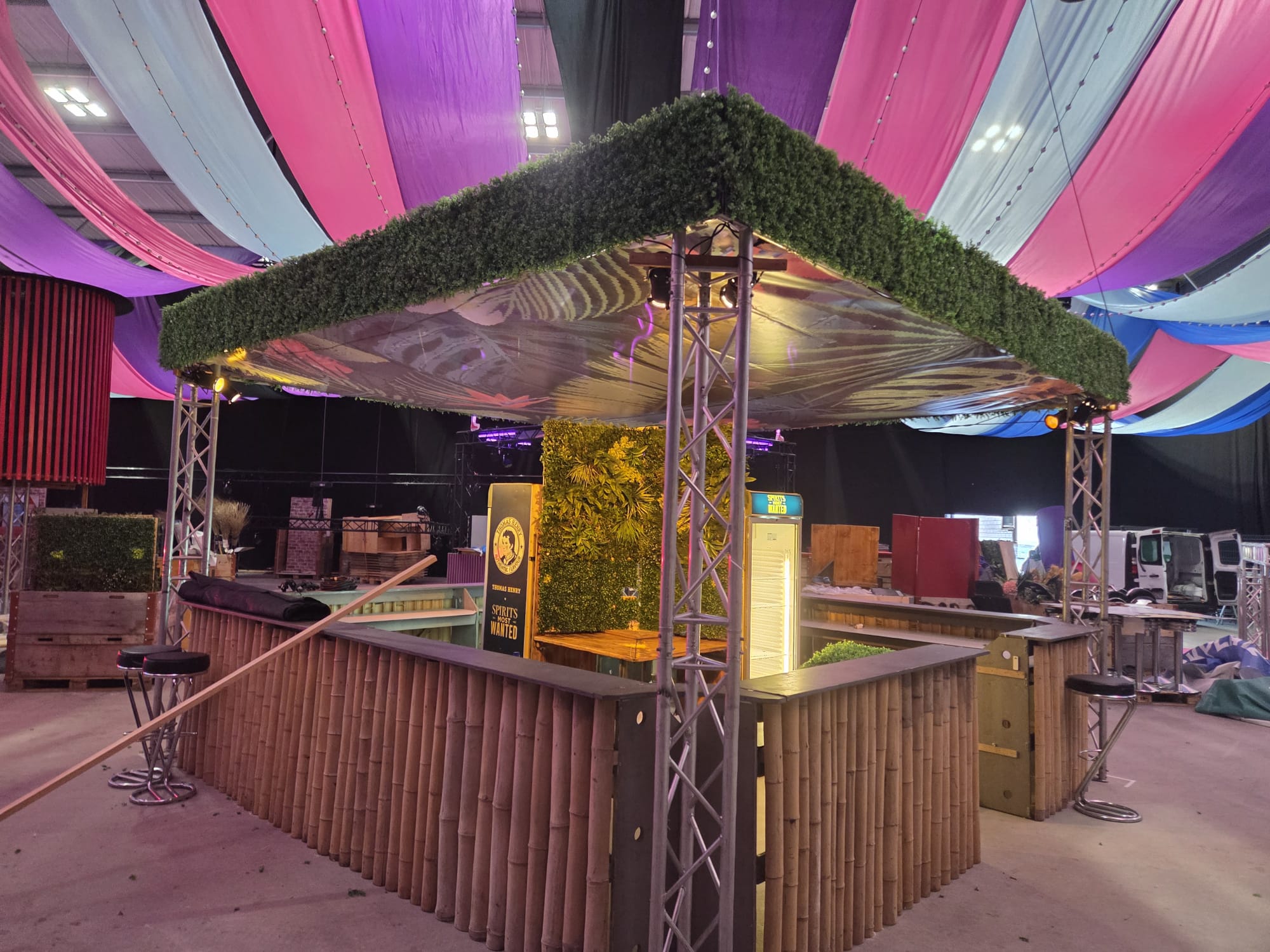 Bunte Bar mit Pflanzen und Dekoration. Cocktailbar und Barmöbel mieten für Events