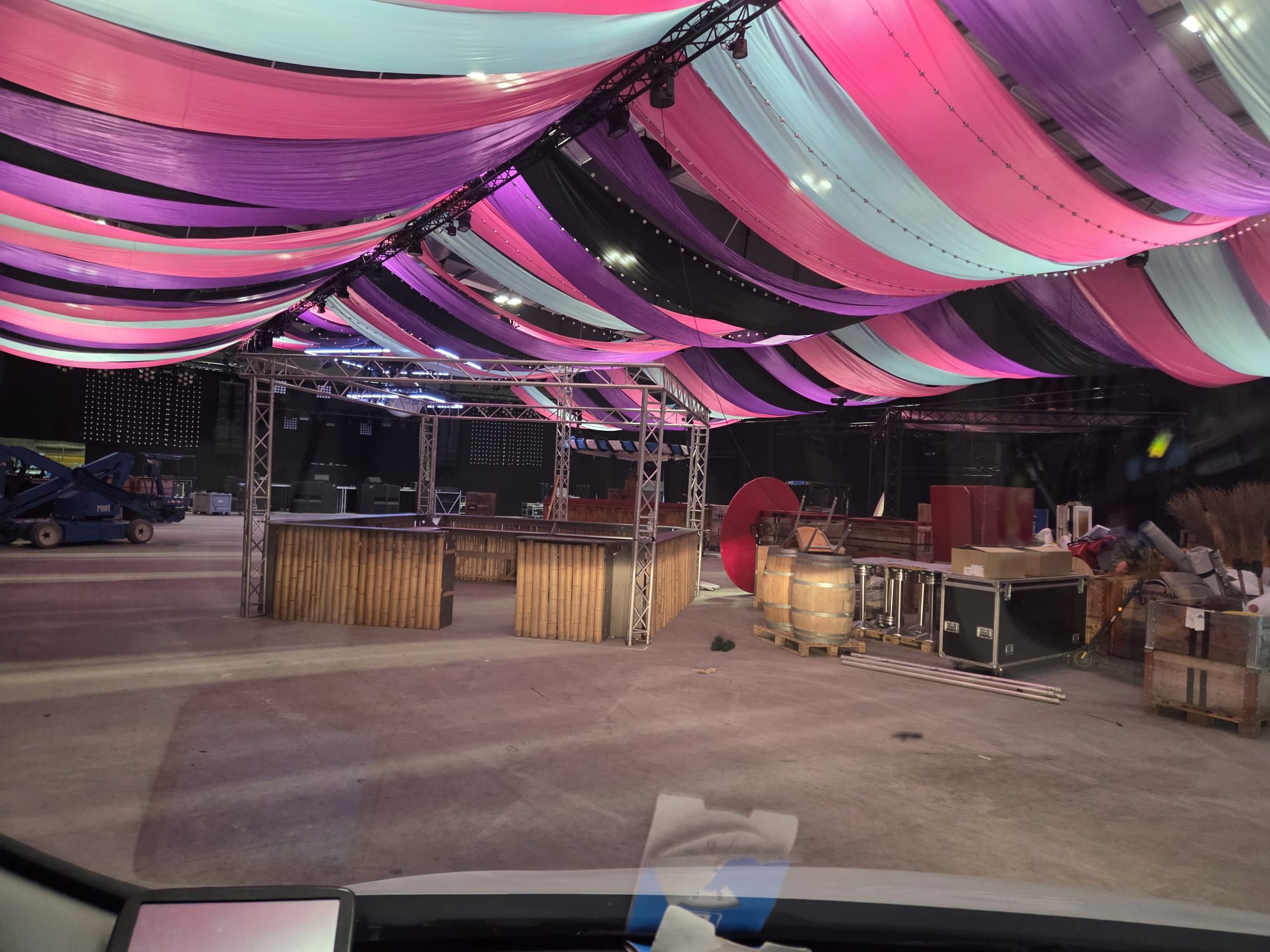 Bunte Dekoration in leerem Veranstaltungsraum.Green Event Praxis: Nachhaltige Eventinfrastruktur
