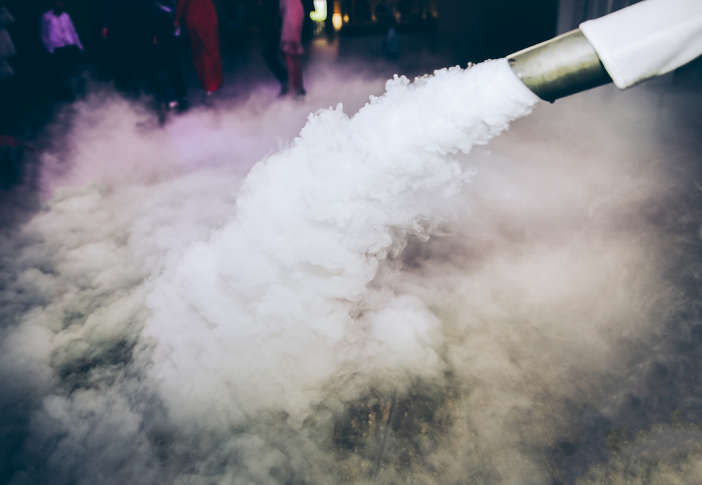 Nebel strömt aus einem Rohr. Bodennebelmaschine mieten für dein Event
