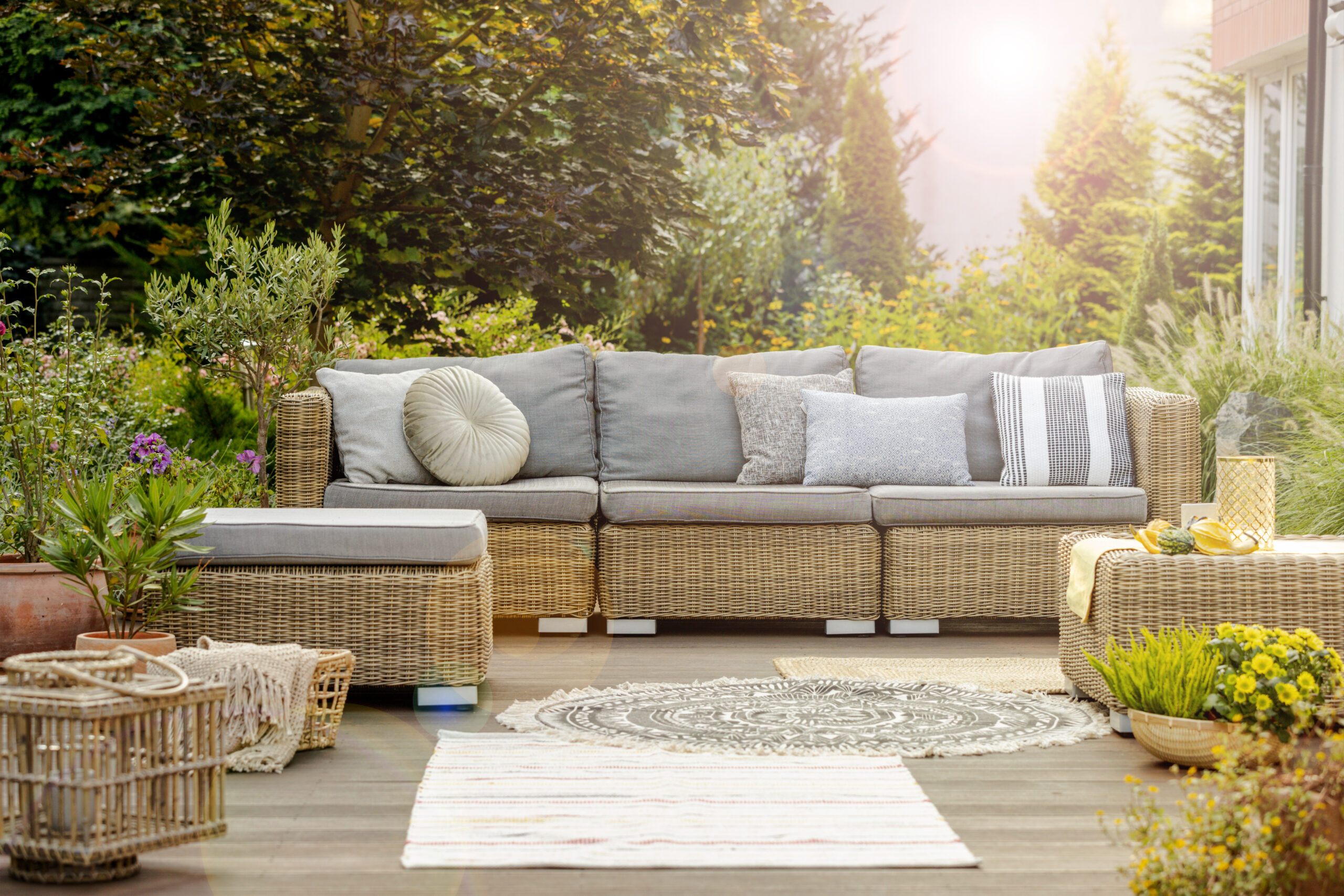 Gemütliche Gartenmöbel im Sonnenlicht. Rattan Lounge mieten