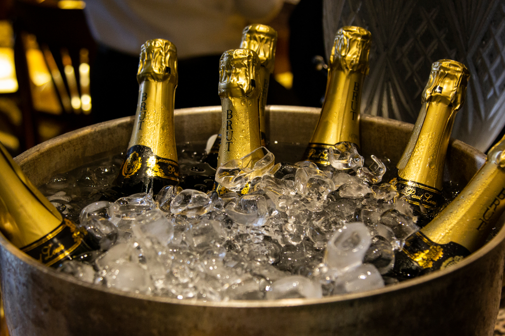Sektflaschen in einem Eiskübel. Champagnerkühler mieten