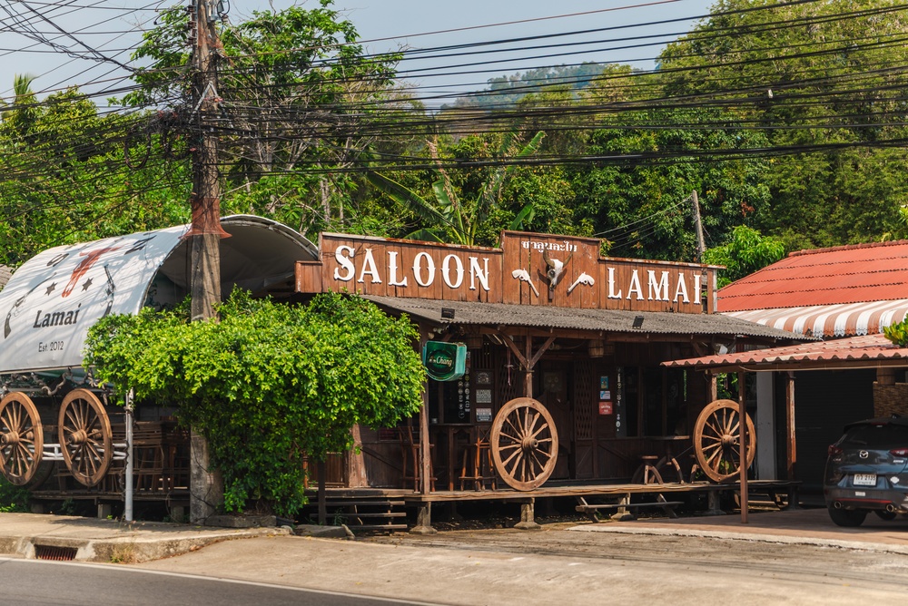 Traditioneller Saloon mit Holzdesign. Wild Wild West Dekoration mieten günstig