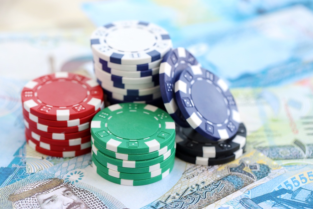 Pokerchips auf Geldscheinen. Strategien für verantwortungsvolles Spielen im Online-Casino